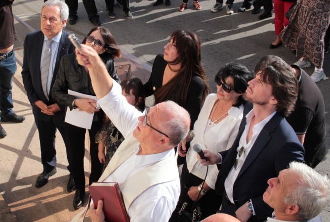 Bénédiction de la plaque par l'anné Ange-Michel Valery entouré de la famille et du maire de Calvi