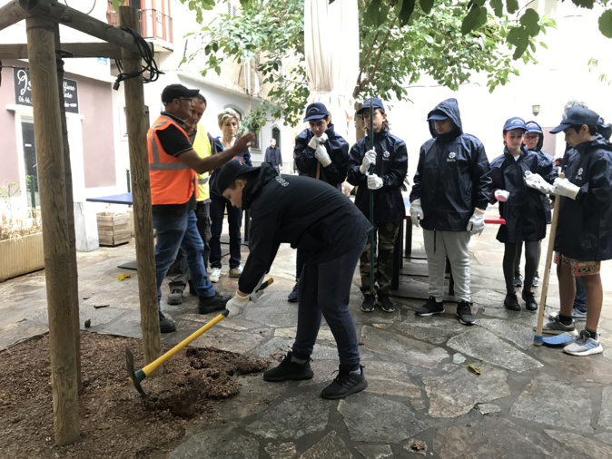 Les jeunes bénévoles ont entamé la rénovation de la place du marché aux poissons.