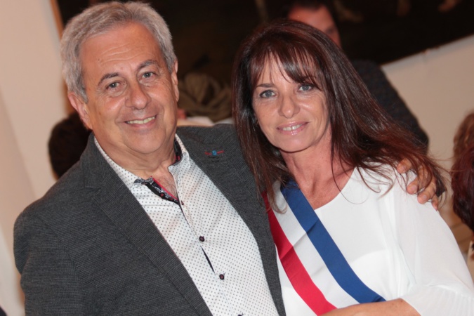 Ange Santini a remis l'écharpe de (e adjointe à Hélène Astolfi Ange Santini a remis l'écharpe de (e adjointe à Hélène Astolfi