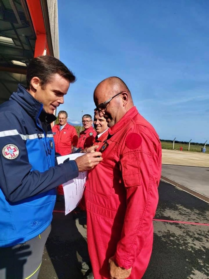 Le responsable mécanicien Opérateur de Bord décoré par un représentant du PGHM Le responsable mécanicien Opérateur de Bord décoré par un représentant du PGHM
