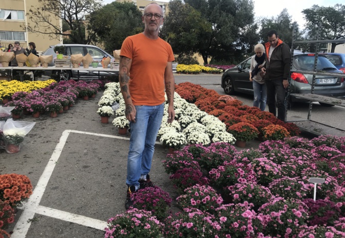 Chaque année, André vend 4000 pots de chrysanthèmes, un record national.
