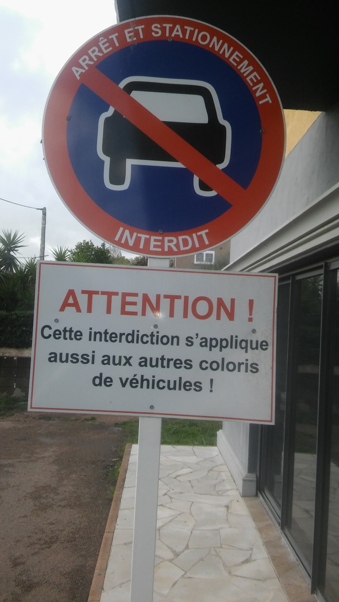 INSOLITE - L’utile précision du panneau routier INSOLITE - L’utile précision du panneau routier