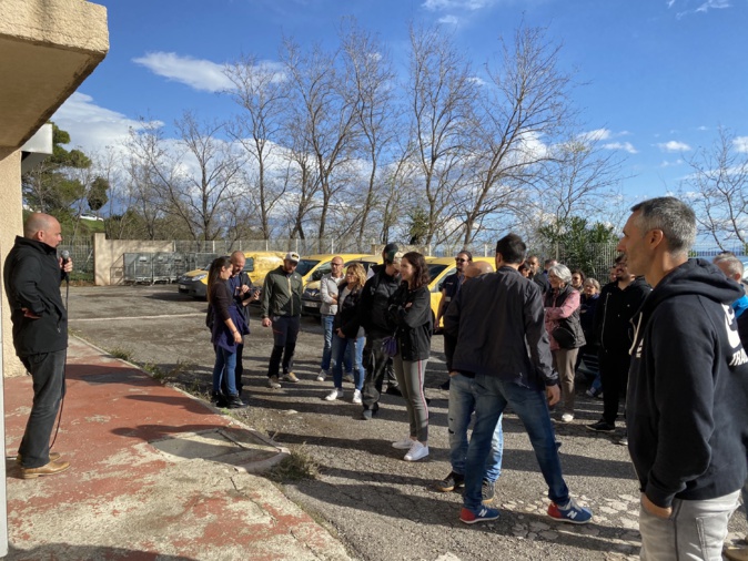 Les facteurs en grève étaient rassemblés ce matin devant le centre de courrier. Les facteurs en grève étaient rassemblés ce matin devant le centre de courrier.