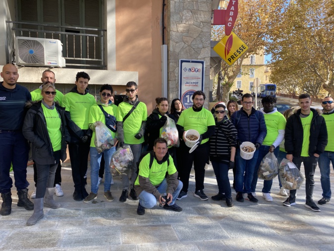 Les jeunes de l'association LEIA ramassent le mégots à Bastia. Les jeunes de l'association LEIA ramassent le mégots à Bastia.