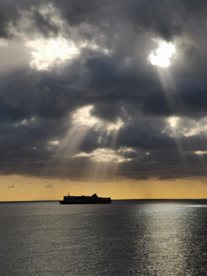 La photo du jour : Le Soleil perce les nuages au-dessus de la mer 