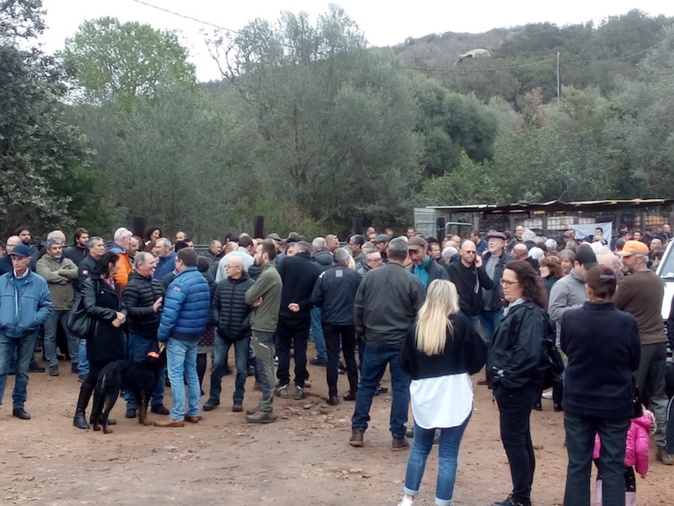 Plus de 200 personnes réunies à Palombaggia après l'incendie de la bergerie de François-Pierre Giraschi 