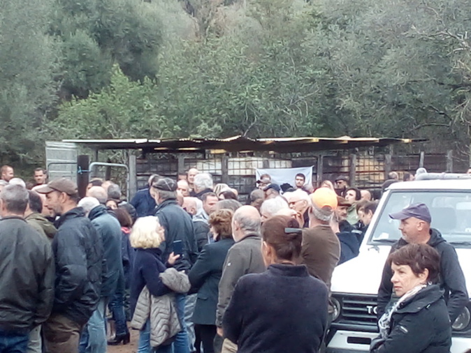 Plus de 200 personnes réunies à Palombaggia après l'incendie de la bergerie de François-Pierre Giraschi 