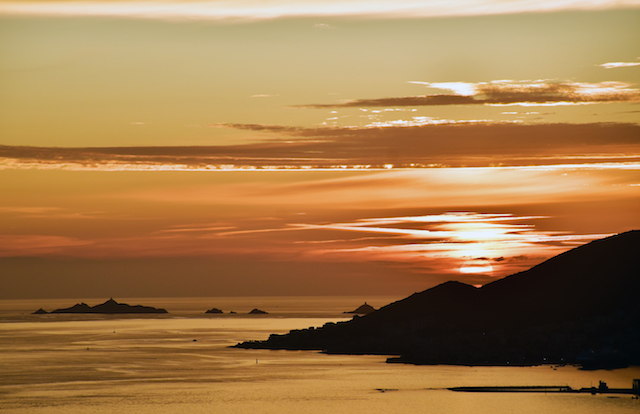 La photo du jour : Un magnifique coucher de soleil depuis Petre Alte 
