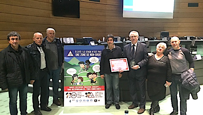 En présence du président de la Ligue Corse de football, Jean-René Morrachini, et d'éducateurs, Jean-Marie Lawniczak, président de l’Amicale Nationale des Educateurs, a remis à le prix Gaby-Robert à Paul-Gérard Savelli, président de l’Amicale des Educateurs de Corse