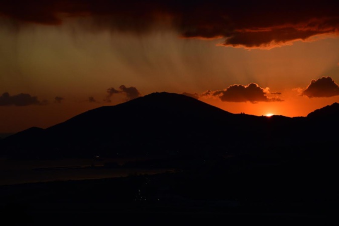 Un peu de pluie et un tout petit peu de Soleil qui se couche au Nord d'Ajaccio. (Antoine de Seze)