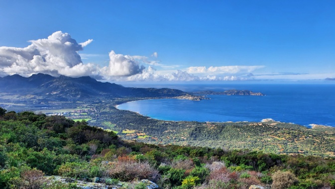 La photo du jour : Occi, vue imprenable sur la baie de Calvi La photo du jour : Occi, vue imprenable sur la baie de Calvi