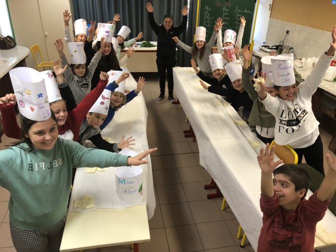 Les nouveaux petits chefs cuistots s'emparent des fourneaux à l'école de Lisula Les nouveaux petits chefs cuistots s'emparent des fourneaux à l'école de Lisula