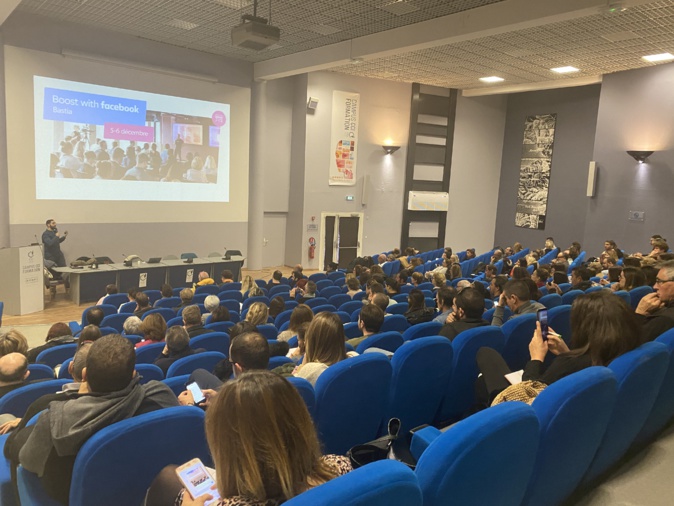 Un représentant du groupe Facebook forme les commerçants corses. Un représentant du groupe Facebook forme les commerçants corses.