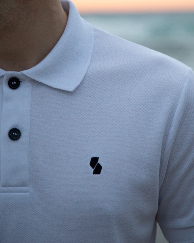 Le polo est fabriqué en fibre recyclée. Le polo est fabriqué en fibre recyclée.