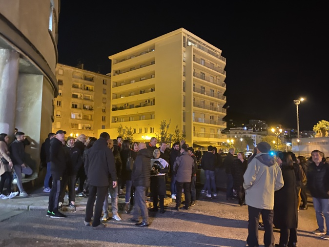Bastia : Une centaine de personnes devant le commissariat pour soutenir les 11 jeunes interpellés
