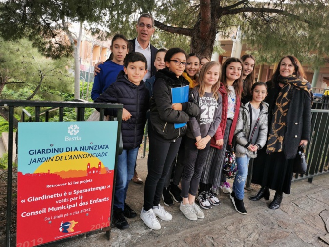 Les enfants du conseil municipal inaugurent un espace dans le parc de l'Annonciade. Les enfants du conseil municipal inaugurent un espace dans le parc de l'Annonciade.
