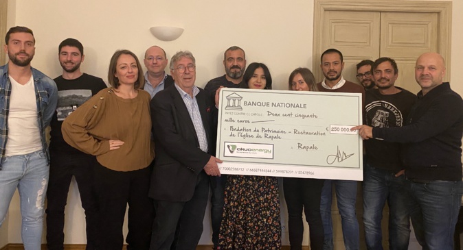 Christian Chiari ( à droite) a remis un chèque de 250 000 € à la fondation du patrimoine