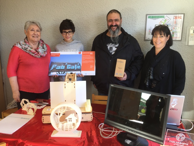 Françoise Huguet, à droite, et son association OPRA remportent le 1er prix du concours national « S’engager pour les quartiers ».