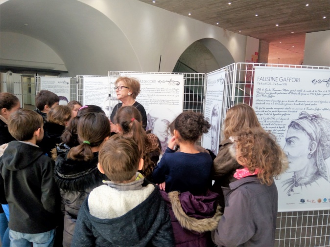 Mme Zucarelli devant l’exposition de la CPIE et les élève de cycle 3