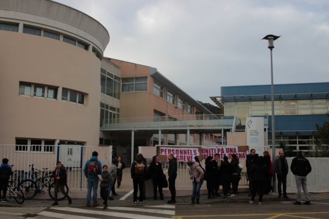 Grève : rassemblement devant le collège de Calvi Grève : rassemblement devant le collège de Calvi