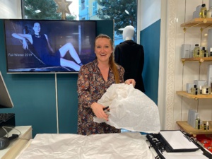 Marie-Catherine vendeuse dans le prêt-à-porter. Marie-Catherine vendeuse dans le prêt-à-porter.