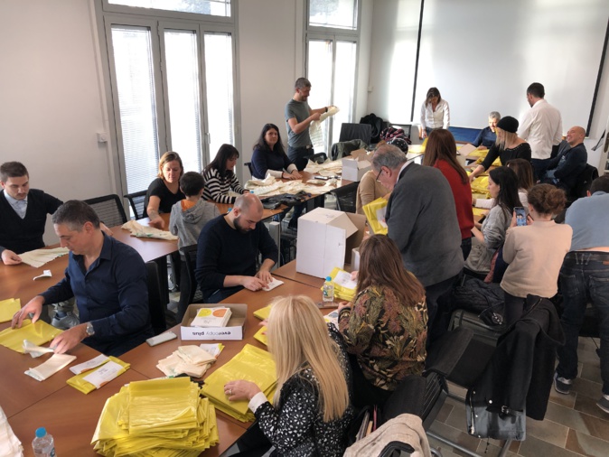 Les élus et les agents de la mairie de Bastia ont confectionné des kits de tri qui seront distribués dans les boîtes aux lettres des quartiers qui n'ont pas la possibilité de trier les  biodéchets.