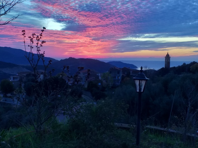 La photo du jour : coucher de soleil sur l’église d’Appietto La photo du jour : coucher de soleil sur l’église d’Appietto