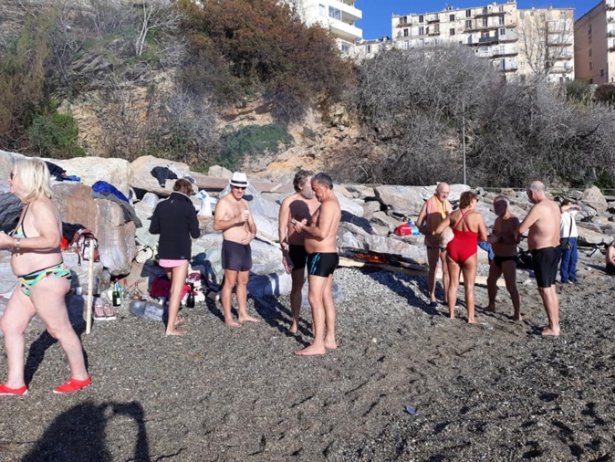 Bain du jour de l’an à Bastia : les «Irréductibles de Ficaghjola» dans la tradition