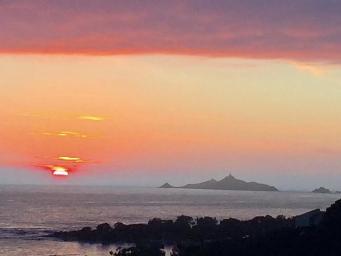 Certains jours les Sanguinaires portent bien leur nom (Photo Christian Baster) Certains jours les Sanguinaires portent bien leur nom (Photo Christian Baster)
