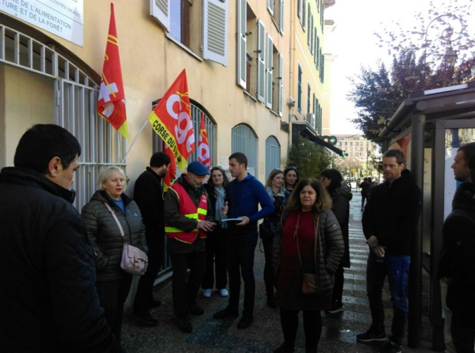 Une vingtaine de personne mobilisées devant la DRAAF d'Ajaccio. Une vingtaine de personne mobilisées devant la DRAAF d'Ajaccio.