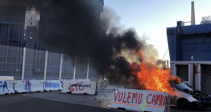 Véhicule en feu sur les quais marseillais.