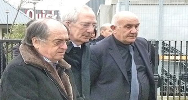 Marc Riolacci (Au centre) entre Noël Le Graet, le président de la FFF, et Pierre Antoniotti lors d'une cérémonie devant la stèle de Furiani