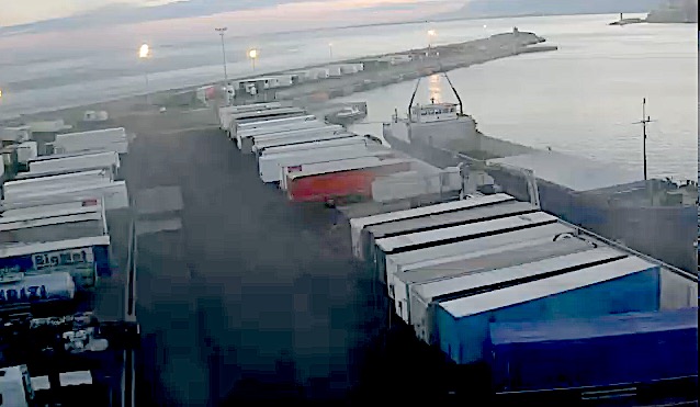 Les semi-remorques sont bloqués sur le port de Bastia. Photo : Caméra CCI Bastia.