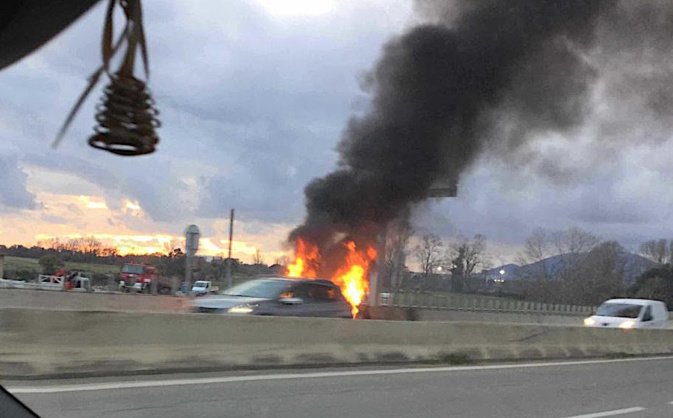 Ajaccio : Voiture en feu sur la quatre voies Ajaccio : Voiture en feu sur la quatre voies