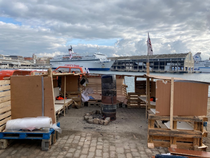 Le campement de fortune du STC sur le port de Marseille Le campement de fortune du STC sur le port de Marseille