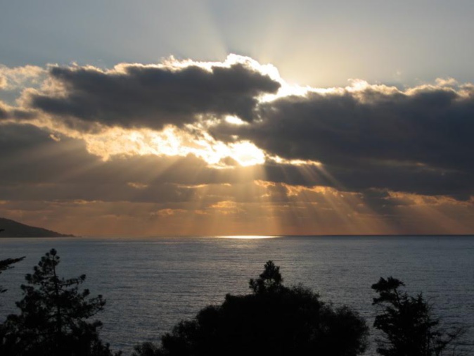 La photo du jour : quand le Soleil tente de percer les nuages à Ghjatone