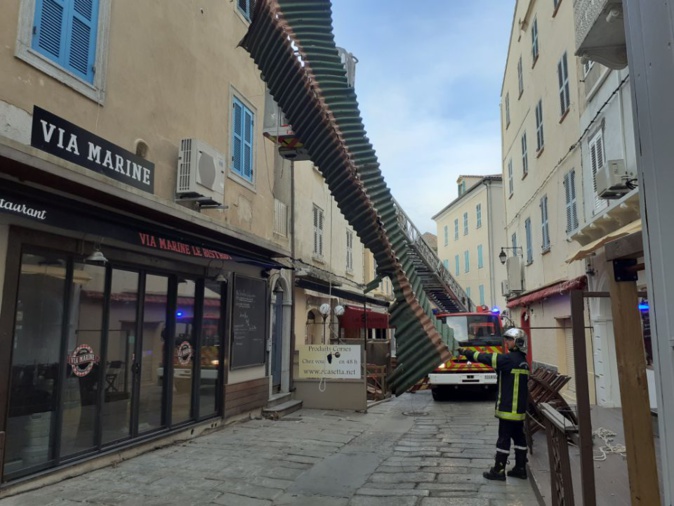Intervention spectaculaire des pompiers en plein centre de Calvi Intervention spectaculaire des pompiers en plein centre de Calvi