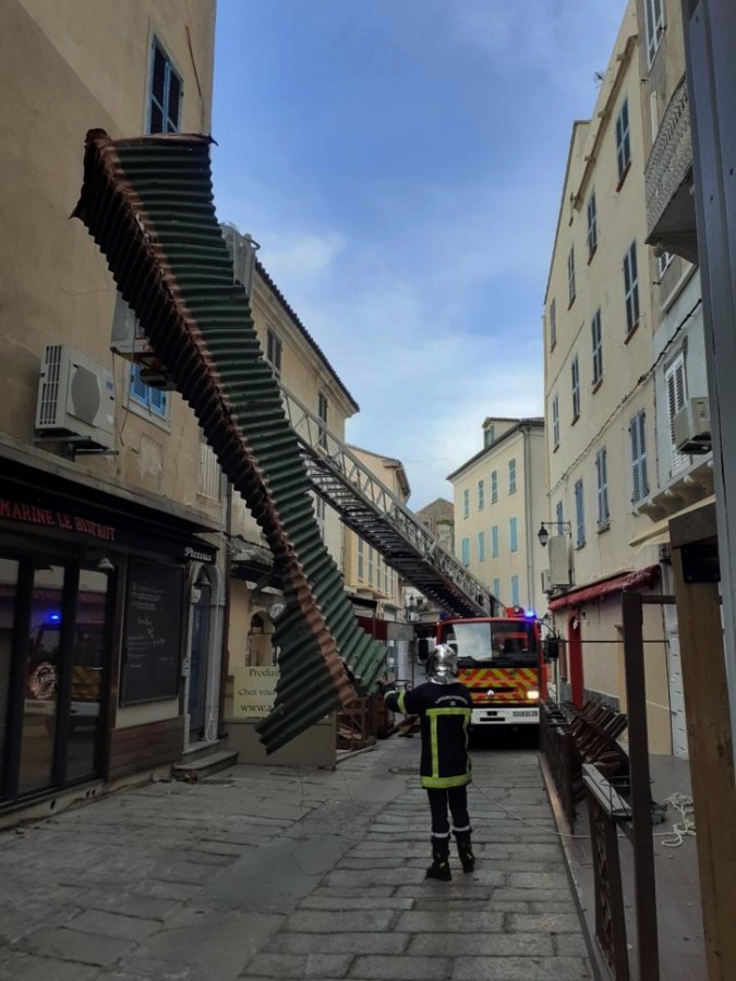 Intervention spectaculaire des pompiers en plein centre de Calvi Intervention spectaculaire des pompiers en plein centre de Calvi