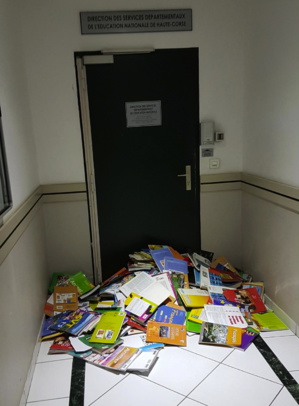 Réforme des retraites : Les enseignants déposent des livres devant l’inspection académique à Bastia