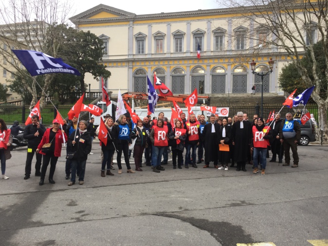 Les avocats se sont eux aussi joints au rassemblement de ce vendredi Les avocats se sont eux aussi joints au rassemblement de ce vendredi