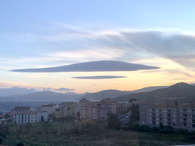 A L'Ile-Rousse (Pierre Leoni) A L'Ile-Rousse (Pierre Leoni)