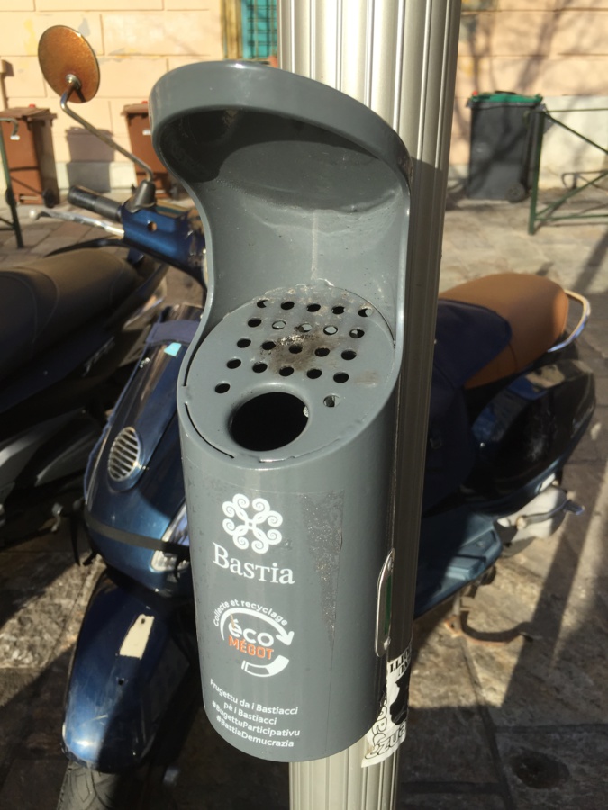 La ville de Bastia a déjà installé une quarantaine de cendrier dans toute la ville