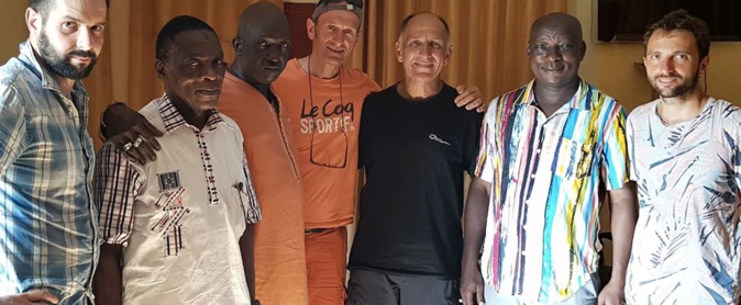 Didier Martin-Castagno (au centre, tee shirt orange) avec Abou Samake (chemise rayée) et des membres de l'association