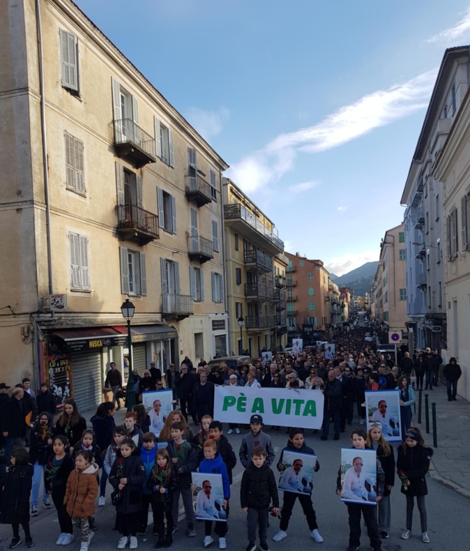 Corte. Plusieurs milliers de personnes défilent en hommage à Barthélémy Casanova Corte. Plusieurs milliers de personnes défilent en hommage à Barthélémy Casanova