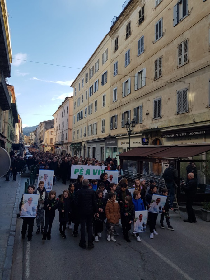 Corte. Plusieurs milliers de personnes défilent en hommage à Barthélémy Casanova Corte. Plusieurs milliers de personnes défilent en hommage à Barthélémy Casanova