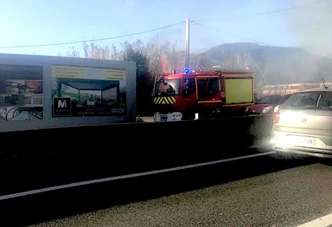 Furiani : Feu de poubelles en bordure de la 4 voies Furiani : Feu de poubelles en bordure de la 4 voies