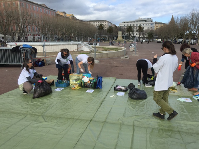 Une nouvelle action d’Extinction Rebellion pour sensibiliser les bastiais au tri Une nouvelle action d’Extinction Rebellion pour sensibiliser les bastiais au tri