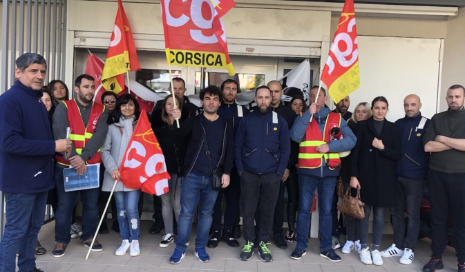 Les agents de la Poste se sont rassemblés devant les locaux de la direction de Haute-Corse pour soutenir leurs collègue en contrat à duré déterminée.