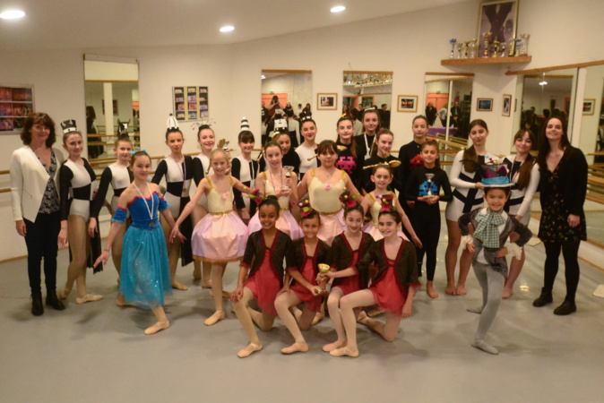 De nombreux prix pour l'école de danse Variation de Lisula De nombreux prix pour l'école de danse Variation de Lisula