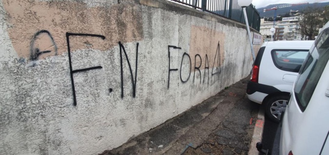 Municipales Bastia : qui est à l'origine du tag "anti FN" contre Filippo De Carlo ? Municipales Bastia : qui est à l'origine du tag "anti FN" contre Filippo De Carlo ?